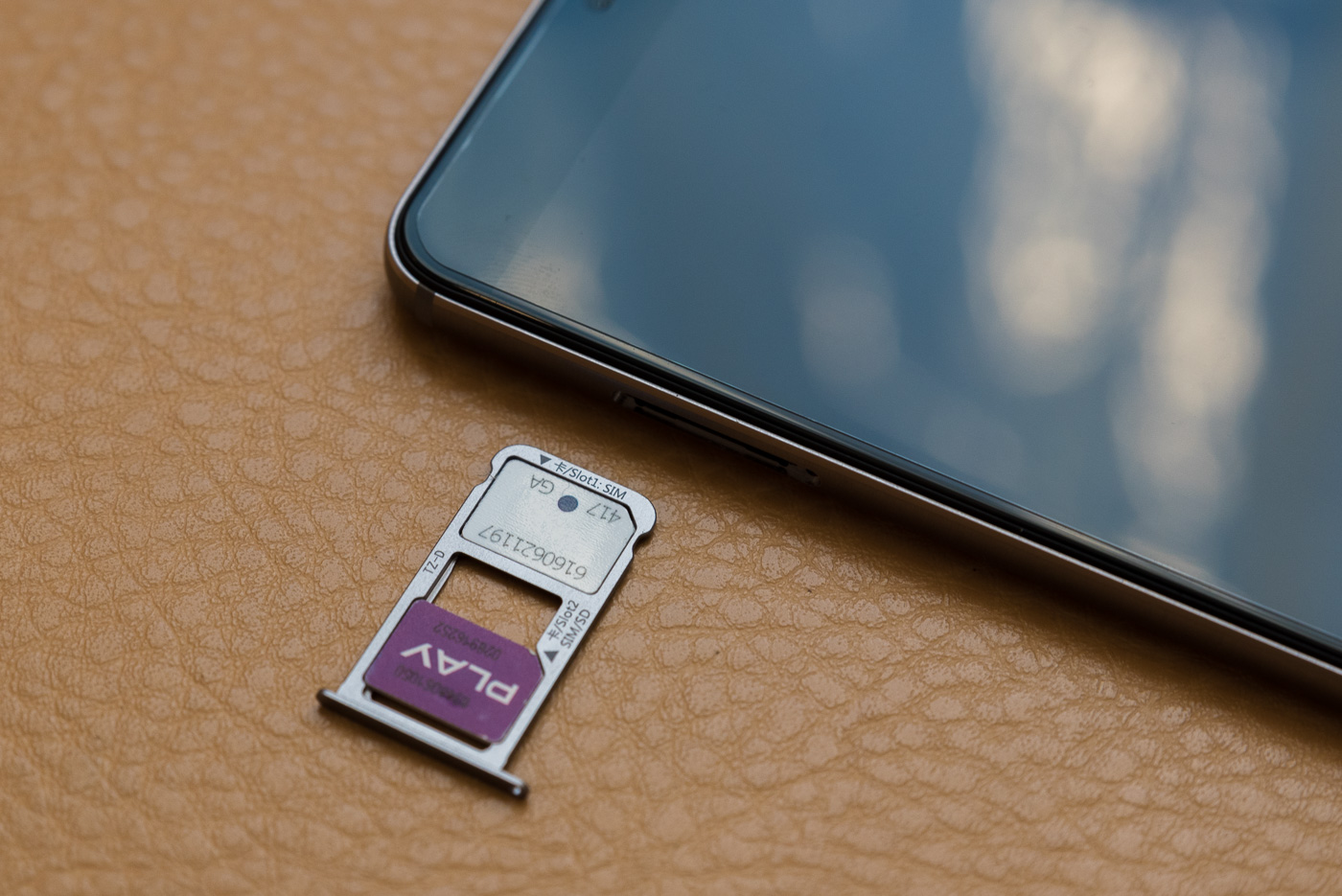 Лоток дает вам выбор: две SIM-карты или SIM + microSD